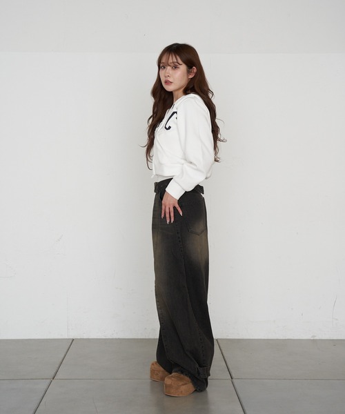 RAY CASSIN（レイカズン）の「【ウエスト調節可/2サイズ展開】バレルレッグデニムパンツ（デニムパンツ・レディース・ネイビー/ブルー/ブラック・S/M）」の11枚目の写真