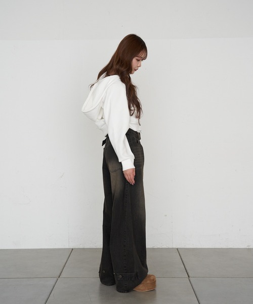 RAY CASSIN（レイカズン）の「【ウエスト調節可/2サイズ展開】バレルレッグデニムパンツ（デニムパンツ・レディース・ネイビー/ブルー/ブラック・S/M）」の13枚目の写真