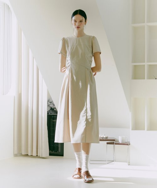 ETMON(エトモン)の「Side Shirring Dress Beige(ワンピース・レディース・その他・SMALL/MEDIUM)」の2枚目の写真