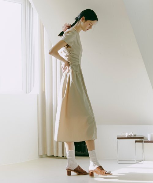 ETMON(エトモン)の「Side Shirring Dress Beige(ワンピース・レディース・その他・SMALL/MEDIUM)」の3枚目の写真