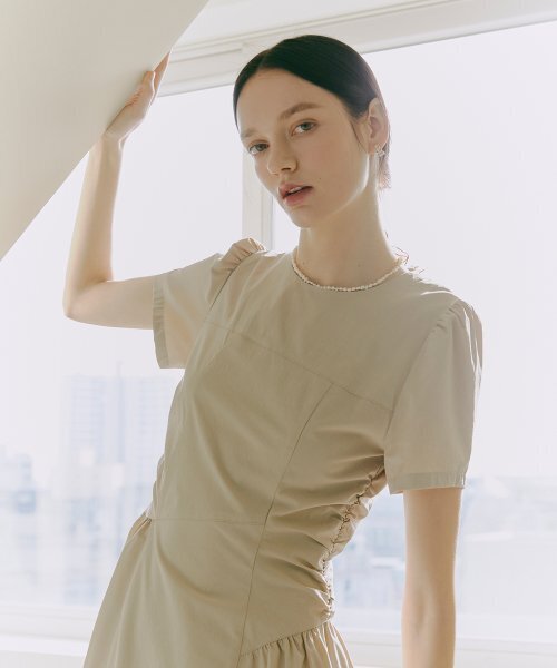 ETMON(エトモン)の「Side Shirring Dress Beige(ワンピース・レディース・その他・SMALL/MEDIUM)」の4枚目の写真