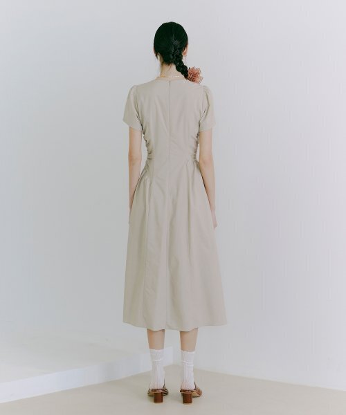 ETMON(エトモン)の「Side Shirring Dress Beige(ワンピース・レディース・その他・SMALL/MEDIUM)」の6枚目の写真