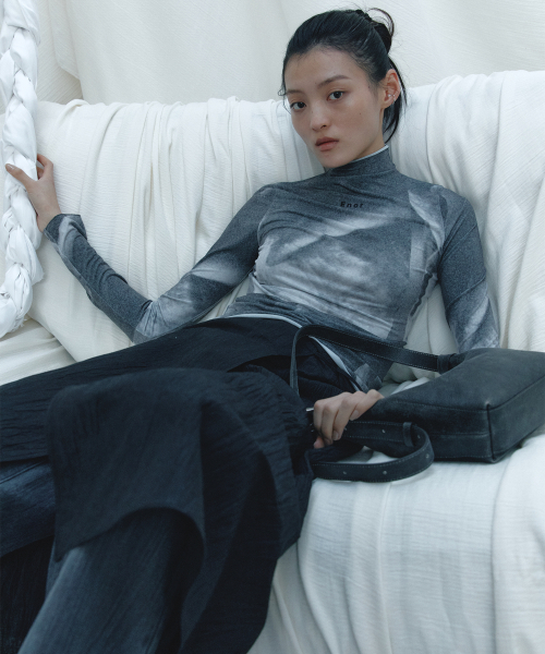 EN OR(エンオール)の「LOGO HALF NECK JERSEY TOP - DARK GREY(Tシャツ/カットソー・レディース・その他・SMALL/MEDIUM)」の2枚目の写真