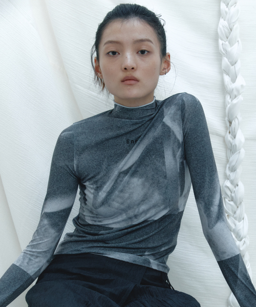 EN OR(エンオール)の「LOGO HALF NECK JERSEY TOP - DARK GREY(Tシャツ/カットソー・レディース・その他・SMALL/MEDIUM)」の3枚目の写真