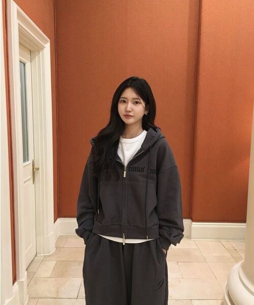 THE MYSTERIOUS HOTEL（ザミステリアスホテル）の「TMH ORIGIN HOODED ZIP-UP [2 Color]（パーカー・レディース・ブラック/チャコールグレー・FREE）」の8枚目の写真
