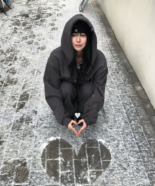 THE MYSTERIOUS HOTEL（ザミステリアスホテル）の「TMH ORIGIN HOODED ZIP-UP [2 Color]（パーカー・レディース・ブラック/チャコールグレー・FREE）」の12枚目の写真