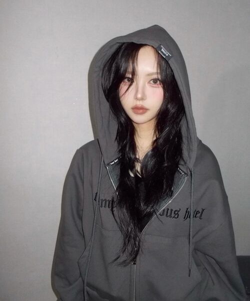 THE MYSTERIOUS HOTEL（ザミステリアスホテル）の「TMH ORIGIN HOODED ZIP-UP [2 Color]（パーカー・レディース・ブラック/チャコールグレー・FREE）」の14枚目の写真