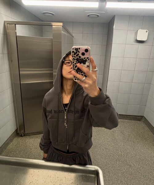 THE MYSTERIOUS HOTEL（ザミステリアスホテル）の「TMH ORIGIN HOODED ZIP-UP [2 Color]（パーカー・レディース・ブラック/チャコールグレー・FREE）」の16枚目の写真
