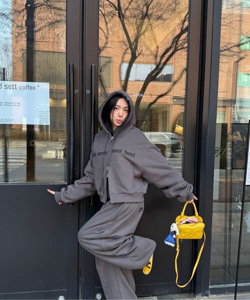 THE MYSTERIOUS HOTEL（ザミステリアスホテル）の「TMH ORIGIN HOODED ZIP-UP [2 Color]（パーカー・レディース・ブラック/チャコールグレー・FREE）」の3枚目の写真