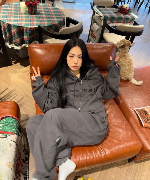 THE MYSTERIOUS HOTEL（ザミステリアスホテル）の「TMH ORIGIN HOODED ZIP-UP [2 Color]（パーカー・レディース・ブラック/チャコールグレー・FREE）」の4枚目の写真