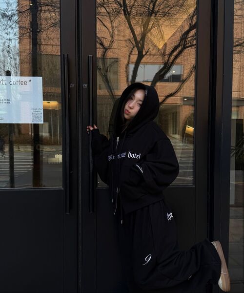 THE MYSTERIOUS HOTEL（ザミステリアスホテル）の「TMH ORIGIN HOODED ZIP-UP [2 Color]（パーカー・レディース・ブラック/チャコールグレー・FREE）」の5枚目の写真