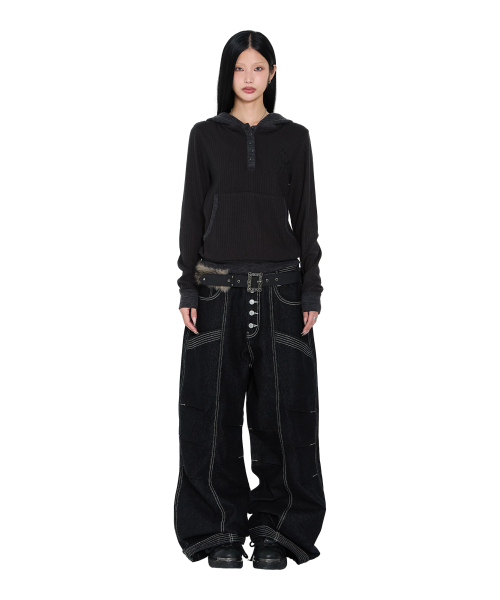 AAKAM（アーカム）の「Knee Pin-Tuck Stitched Denim Pants (Black)（デニムパンツ・レディース・その他・1/2）」の4枚目の写真