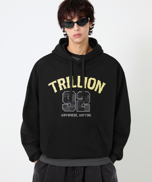 TRILLION(トリリオン)の「カモアプリケグラフィックオーバーサイズフードパーカー_ブラック(パーカー・レディース・その他・M/L/XL)」の2枚目の写真