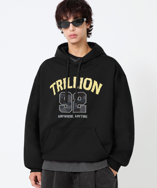 TRILLION(トリリオン)の「カモアプリケグラフィックオーバーサイズフードパーカー_ブラック(パーカー・レディース・その他・M/L/XL)」の3枚目の写真