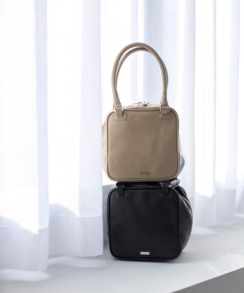 Firsthand（ファーストハンド）の「Firsthand/ファーストハンド レザー キュービック ボストンバッグ / 牛革 / 撥水レザー（ボストンバッグ・レディース・ベージュ/ブラック・ONE SIZE）」の3枚目の写真