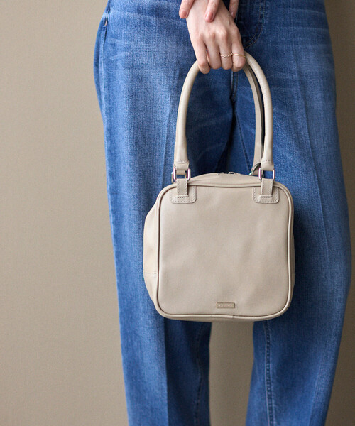 Firsthand（ファーストハンド）の「Firsthand/ファーストハンド レザー キュービック ボストンバッグ / 牛革 / 撥水レザー（ボストンバッグ・レディース・ベージュ/ブラック・ONE SIZE）」の6枚目の写真