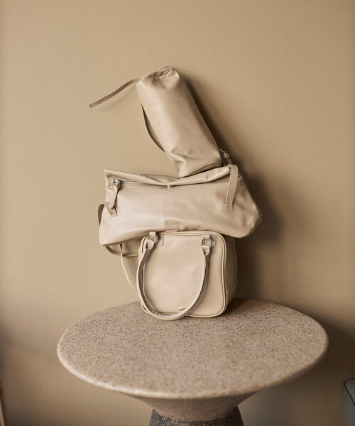 Firsthand（ファーストハンド）の「Firsthand/ファーストハンド レザー キュービック ボストンバッグ / 牛革 / 撥水レザー（ボストンバッグ・レディース・ベージュ/ブラック・ONE SIZE）」の12枚目の写真