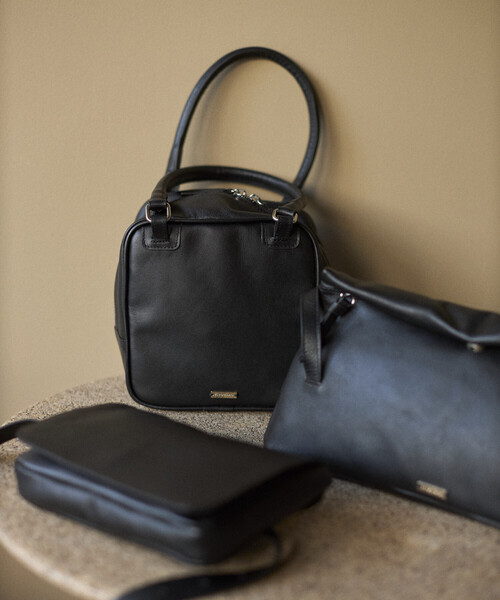 Firsthand（ファーストハンド）の「Firsthand/ファーストハンド レザー キュービック ボストンバッグ / 牛革 / 撥水レザー（ボストンバッグ・レディース・ベージュ/ブラック・ONE SIZE）」の13枚目の写真