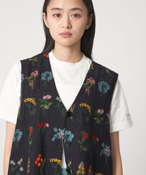 CITEN（シテン）の「＜CITEN＞ブロックフラワーシシュウベスト（ベスト・レディース・オフホワイト/ブラック・FREE）」の2枚目の写真