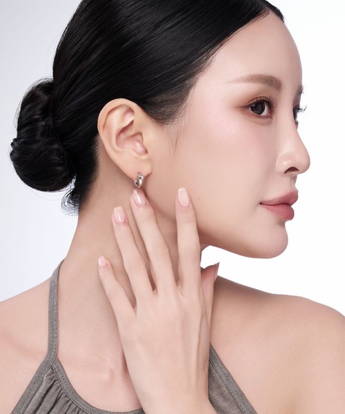 Lyvi(ライビィ)の「Drop Curve Hoop Pierce / 金属アレルギー対応(ピアス(両耳用)・レディース・シルバー/ゴールド・FREE)」の3枚目の写真
