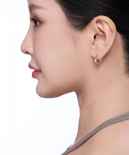 Lyvi(ライビィ)の「Drop Curve Hoop Pierce / 金属アレルギー対応(ピアス(両耳用)・レディース・シルバー/ゴールド・FREE)」の4枚目の写真