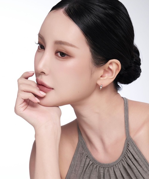 Lyvi(ライビィ)の「Drop Curve Hoop Pierce / 金属アレルギー対応(ピアス(両耳用)・レディース・シルバー/ゴールド・FREE)」の5枚目の写真