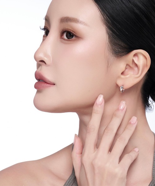 Lyvi(ライビィ)の「Drop Curve Hoop Pierce / 金属アレルギー対応(ピアス(両耳用)・レディース・シルバー/ゴールド・FREE)」の6枚目の写真