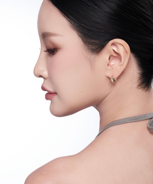 Lyvi(ライビィ)の「Drop Curve Hoop Pierce / 金属アレルギー対応(ピアス(両耳用)・レディース・シルバー/ゴールド・FREE)」の7枚目の写真