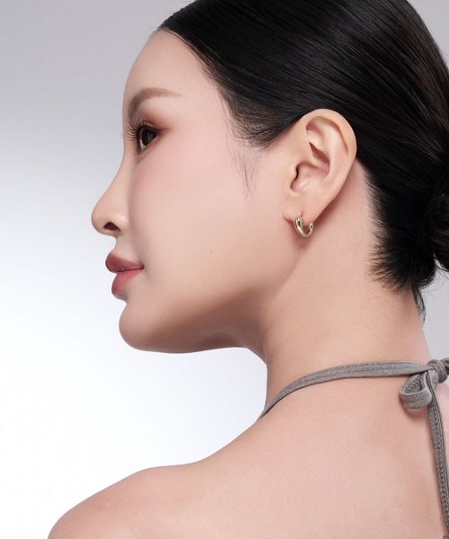 Lyvi(ライビィ)の「Drop Curve Hoop Pierce / 金属アレルギー対応(ピアス(両耳用)・レディース・シルバー/ゴールド・FREE)」の9枚目の写真