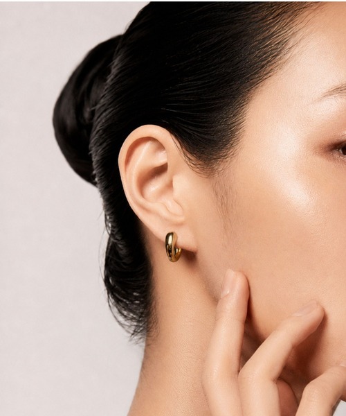 Lyvi(ライビィ)の「Drop Curve Hoop Pierce / 金属アレルギー対応(ピアス(両耳用)・レディース・シルバー/ゴールド・FREE)」の11枚目の写真