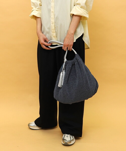 COOCO（クーコ）の「ラメ生地ループハンドルトートバッグ（トートバッグ・レディース・ネイビー/ピンクベージュ/サックスブルー/シルバー・FREE）」の2枚目の写真