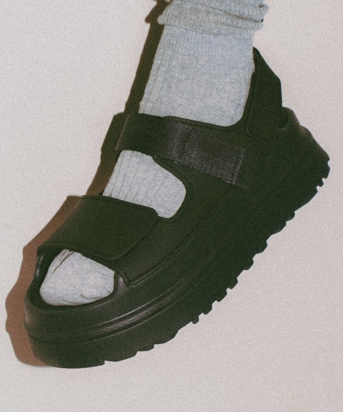 UGG（アグ）の「UGG GOLDENGLOW / アグ ゴールデングロウ（サンダル・レディース・ブラック・22.0cm/23.0cm/24.0cm/25.0cm/26.0cm）」の13枚目の写真