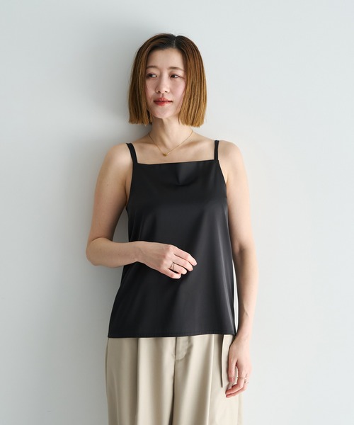 YECCA VECCA（イェッカヴェッカ）の「ボートネックサテンキャミ（キャミソール・レディース・ブラウン/ブラック/アイボリー・FREE）」の2枚目の写真
