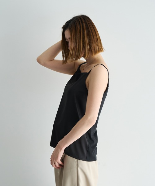 YECCA VECCA（イェッカヴェッカ）の「ボートネックサテンキャミ（キャミソール・レディース・ブラウン/ブラック/アイボリー・FREE）」の18枚目の写真