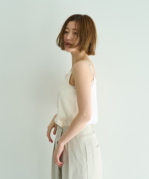 YECCA VECCA（イェッカヴェッカ）の「ボートネックサテンキャミ（キャミソール・レディース・ブラウン/ブラック/アイボリー・FREE）」の6枚目の写真