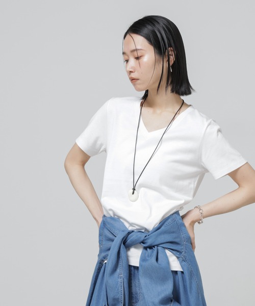 NANO universe(ナノユニバース)の「Anti Soaked(R) 汗染み防止VネックTシャツ(Tシャツ/カットソー・レディース・トップグレー/ブラック/ホワイト/チャコール・S/M/L)」の1枚目の写真