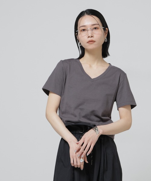 NANO universe(ナノユニバース)の「Anti Soaked(R) 汗染み防止VネックTシャツ(Tシャツ/カットソー・レディース・トップグレー/ブラック/ホワイト/チャコール・S/M/L)」の4枚目の写真