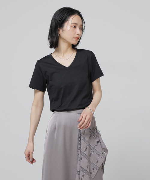 NANO universe(ナノユニバース)の「Anti Soaked(R) 汗染み防止VネックTシャツ(Tシャツ/カットソー・レディース・トップグレー/ブラック/ホワイト/チャコール・S/M/L)」の2枚目の写真