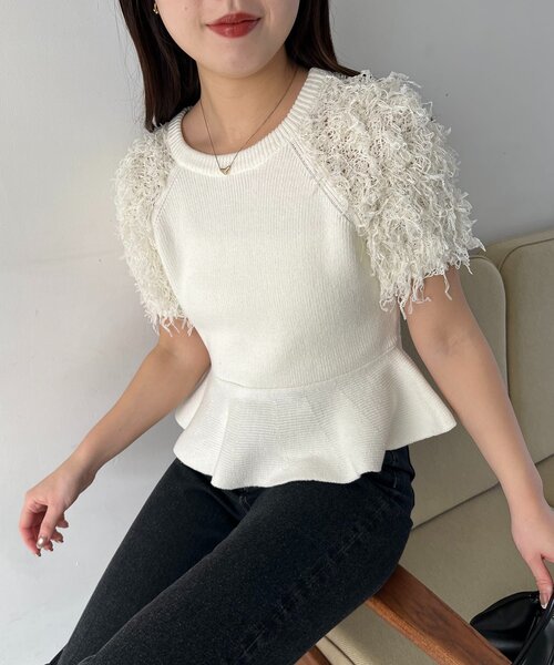 CAPRICIEUX LE'MAGE（カプリシューレマージュ）の「フリンジペプラムニット（ニット/セーター・レディース・チャコールグレー/ベージュ/ホワイト・FREE）」の2枚目の写真