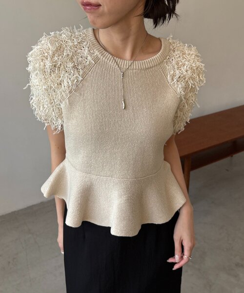 CAPRICIEUX LE'MAGE（カプリシューレマージュ）の「フリンジペプラムニット（ニット/セーター・レディース・チャコールグレー/ベージュ/ホワイト・FREE）」の4枚目の写真