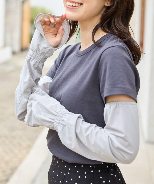 Honeys（ハニーズ）の「【ハニさら・接触冷感・ＵＶカット】指先まで守るアームカバー（アームカバー・レディース・ブラック/ライトグレー・FREE）」の2枚目の写真