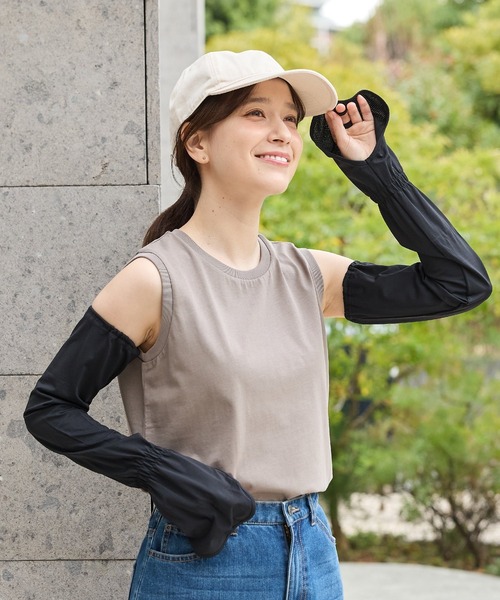 Honeys（ハニーズ）の「【ハニさら・接触冷感・ＵＶカット】指先まで守るアームカバー（アームカバー・レディース・ブラック/ライトグレー・FREE）」の4枚目の写真