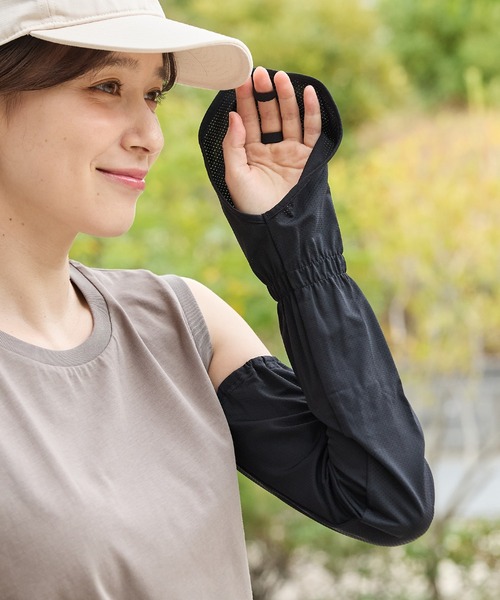 Honeys（ハニーズ）の「【ハニさら・接触冷感・ＵＶカット】指先まで守るアームカバー（アームカバー・レディース・ブラック/ライトグレー・FREE）」の6枚目の写真