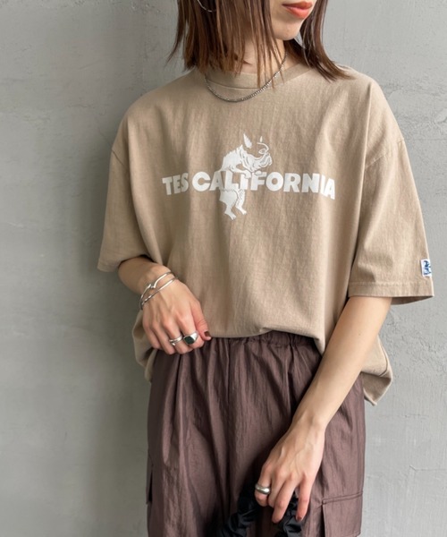 The Endless Summer（エンドレスサマー）の「[THE ENDLESS SUMMER/エンドレスサマー] 別注 TES CAL フロッキーロゴプリント カットオフTシャツ（Tシャツ/カットソー・レディース・ホワイト/ベージュ/ブラック・F）」の2枚目の写真