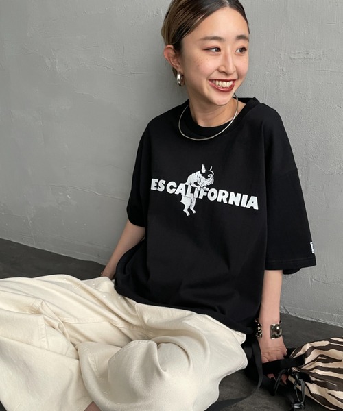 The Endless Summer（エンドレスサマー）の「[THE ENDLESS SUMMER/エンドレスサマー] 別注 TES CAL フロッキーロゴプリント カットオフTシャツ（Tシャツ/カットソー・レディース・ホワイト/ベージュ/ブラック・F）」の3枚目の写真