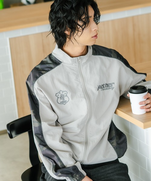 brknhome(ブロークンホーム)の「【BRKNHOME/ブロークンホーム】【身幅ゆったり ストレスフリーな着心地】袖総柄ライン 切り替え ナイロンジャケット ノームコア オーバーサイズ スタンドネック ビッグシルエット メンズライク ストリート ユニセックス(ナイロンジャケット・メンズ・ブラック/グレー・LARGE/MEDIUM)」の4枚目の写真