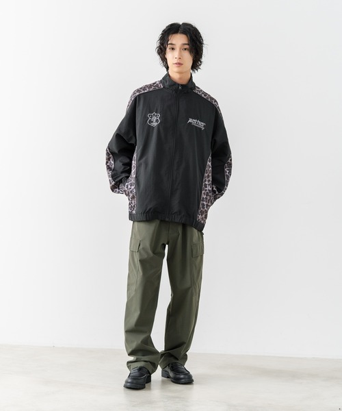 brknhome(ブロークンホーム)の「【BRKNHOME/ブロークンホーム】【身幅ゆったり ストレスフリーな着心地】袖総柄ライン 切り替え ナイロンジャケット ノームコア オーバーサイズ スタンドネック ビッグシルエット メンズライク ストリート ユニセックス(ナイロンジャケット・メンズ・ブラック/グレー・LARGE/MEDIUM)」の18枚目の写真