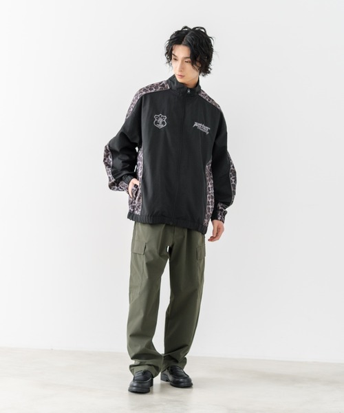 brknhome(ブロークンホーム)の「【BRKNHOME/ブロークンホーム】【身幅ゆったり ストレスフリーな着心地】袖総柄ライン 切り替え ナイロンジャケット ノームコア オーバーサイズ スタンドネック ビッグシルエット メンズライク ストリート ユニセックス(ナイロンジャケット・メンズ・ブラック/グレー・LARGE/MEDIUM)」の19枚目の写真