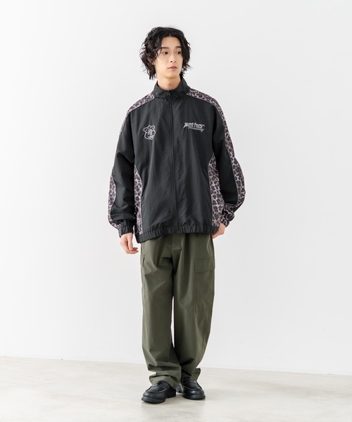 brknhome(ブロークンホーム)の「【BRKNHOME/ブロークンホーム】【身幅ゆったり ストレスフリーな着心地】袖総柄ライン 切り替え ナイロンジャケット ノームコア オーバーサイズ スタンドネック ビッグシルエット メンズライク ストリート ユニセックス(ナイロンジャケット・メンズ・ブラック/グレー・LARGE/MEDIUM)」の20枚目の写真