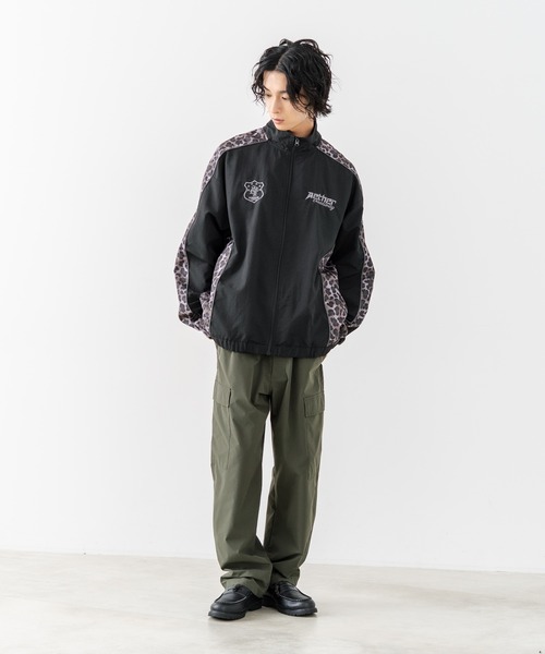 brknhome(ブロークンホーム)の「【BRKNHOME/ブロークンホーム】【身幅ゆったり ストレスフリーな着心地】袖総柄ライン 切り替え ナイロンジャケット ノームコア オーバーサイズ スタンドネック ビッグシルエット メンズライク ストリート ユニセックス(ナイロンジャケット・メンズ・ブラック/グレー・LARGE/MEDIUM)」の22枚目の写真